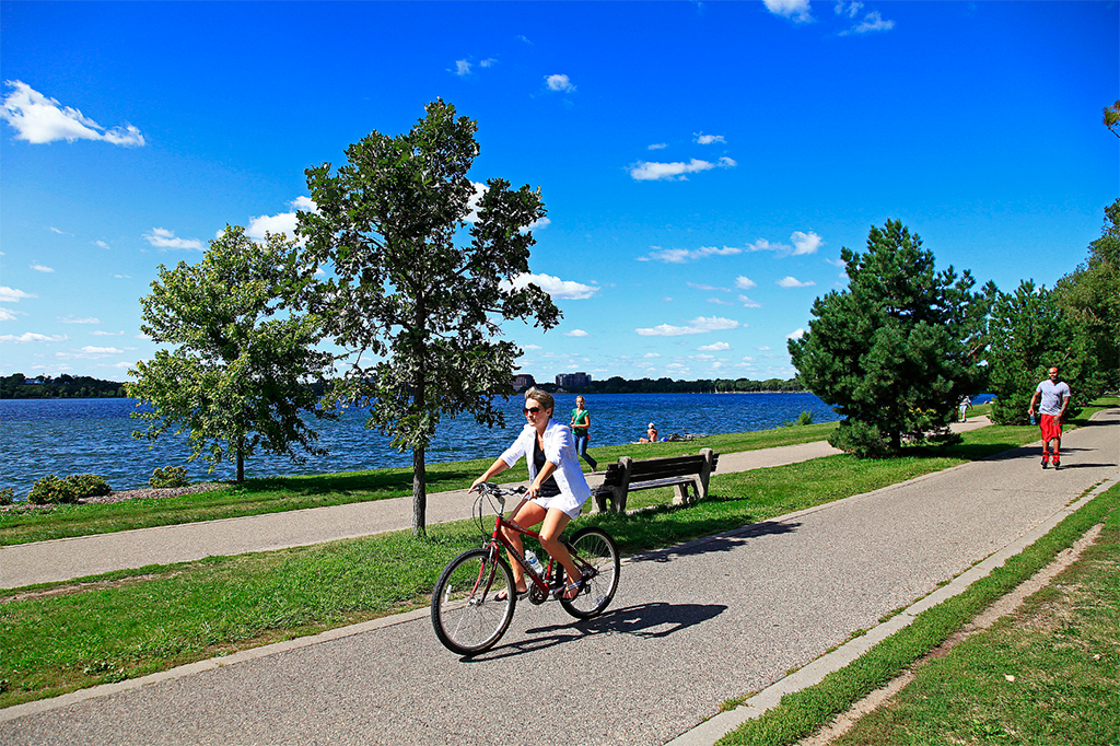 residents in minneapolis can bike around the lakes